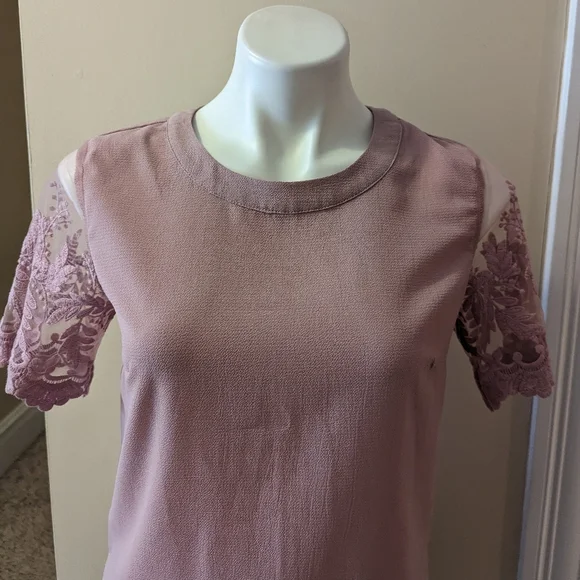 Lulu's pink top with embroidery lace sleeve size xs - Picture 4 of 8